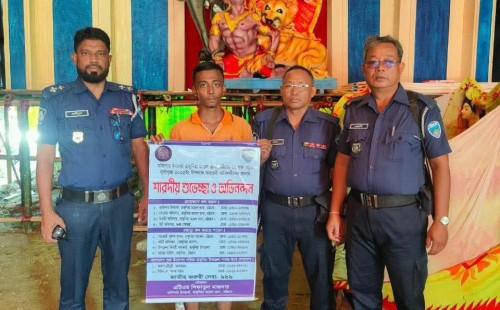 দুর্গাপূজায় রাঙ্গুনিয়া মডেল থানার ওসির অভিনব উদ্যোগ: সচেতনতা ও শুভেচ্ছা উপহার বিতরণ