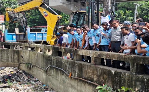 জলাবদ্ধতা নিরসনে নাছির খাল খনন কাজের উদ্বোধনকালে ডা. শাহাদাত হোসেন