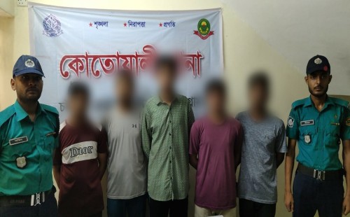 সিআরবি মোড়ে শক্তির মহড়া: পাঁচজন গ্রেফতার, কাঠের লাঠি ও ক্রিকেট স্ট্যাম্প উদ্ধার