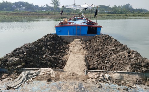 আড়িয়াল খাঁ নদ থেকে অবৈধ মাটি কাটায় ৯ জনের কারাদণ্ড