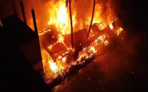 সরকারহাট স্টেশন রোডে আল আমিন হোটেলের গোডাউনে ভয়াবহ অগ্নিকাণ্ড  ইমেজ ক্যাপশন: