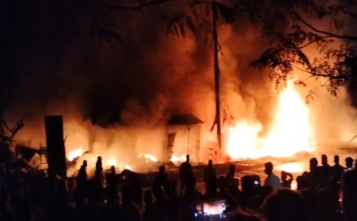 ওয়েল্ডিংয়ের ফুলকিতে ভয়াবহ আগুন, সীতাকুণ্ডে পুড়ে গেল ১০ দোকান