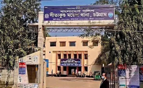 সীতাকুণ্ডে পিতার বুকে চুরি ঢুকিয়ে দিল ছেলে