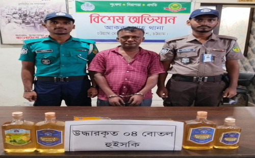 আকবরশাহে বিদেশি মদসহ মাদক কারবারি গ্রেপ্তার